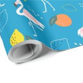 Tropisches Thema Flamingo Früchte auf blauem Hinte Geschenkpapier (Rolleneckpunkt)