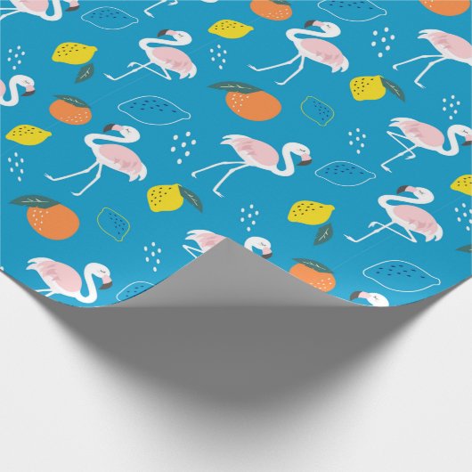 Tropisches Thema Flamingo Früchte auf blauem Hinte Geschenkpapier (Ecke)