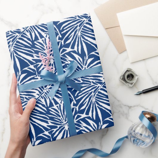 Tropisches weißes und blaues Leaf-Muster Geschenkpapier (Schenken)