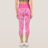 Tropisches, weißes und rosafarbenes Muster Capri Leggings (Rückseite)