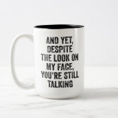 TROTZ DER AUSSICHT AUF MEIN GESICHT SPRECHEN SIE I ZWEIFARBIGE TASSE (Links)