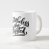 Trotzdem beharrte sie auf handgeschriebener Tasse (Vorderseite Rechts)