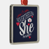 Trotzdem beharrte sie ornament aus metall (Rechts)