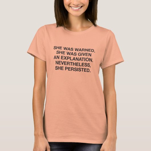 Trotzdem behielt sie das T-Shirt bei (Vorderseite)
