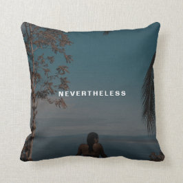 Trotzdem behielt sie den Text des benutzerdefinier Kissen