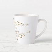 Trotzdem behielt sie die kleine Tasse der Latte (Rechts)