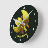 Trout Lily And Firefly Floral Personalized Runde Wanduhr (Winkel)