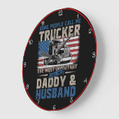 Trucker, Daddy, Husband, amerikanische Flagge Große Wanduhr (Winkel)