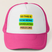 Trucker Hat heißen rosa SO_THIS_IS_HOW_BEING_GRADU Truckerkappe (Vorderseite)