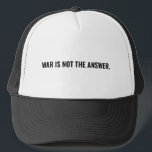 Trucker Hat Truckerkappe<br><div class="desc">Krieg ist nicht die Antwort schwarz-weiße Text minimalistisch einfachen kühnen Anti-Krieg Trucker Hat. Vollständig anpassbarer schwarzer Text auf weißem Hintergrund. Nahost/Gaza-Konflikt</div>