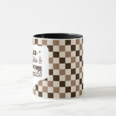 True Crime & Coffee Bold Brown Checkered Mug  Tasse (Zentrum)