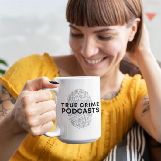 True Crime Podcast mit Fingerabdruck Kaffeetasse