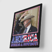 Trump 2020 Amerika braucht einen Cowboy Quadratische Wanduhr (Winkel)