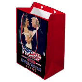 Trump 2020 Behielt Amerika groß Mittlere Geschenktüte (Rückseite Schrägansicht)