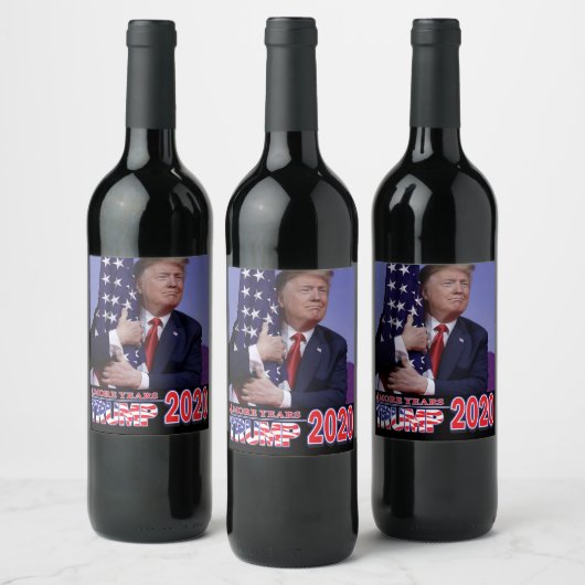 Trump 2020 Präsident Trump umarmt die Flagge Weinetikett (Flaschen)