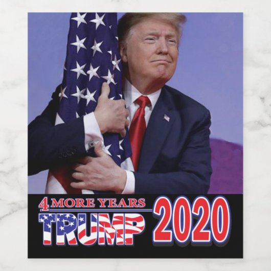 Trump 2020 Präsident Trump umarmt die Flagge Weinetikett (Einzelnes Label)