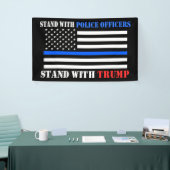 Trump 2020 Stand mit Polizeibeamten Trump Pence Banner (Messeveranstaltung)