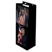 Trump 2020 Trump drängt die amerikanische Flagge Geschenktüte Für Weinflaschen (Vorderseite Schrägansicht)