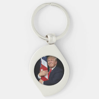 Trump 2020 - Trump umarmt die amerikanische Flagge Schlüsselanhänger