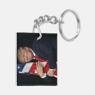 Trump 2020 - Trump umarmt die amerikanische Flagge Schlüsselanhänger