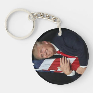 Trump 2020 Trump umarmt die amerikanische Flagge Schlüsselanhänger