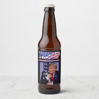 Trump 2020 umarmt die Flagge Bierflaschenetikett
