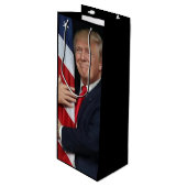 Trump 2020 umarmt die Flagge Geschenktüte Für Weinflaschen (Vorderseite Schrägansicht)