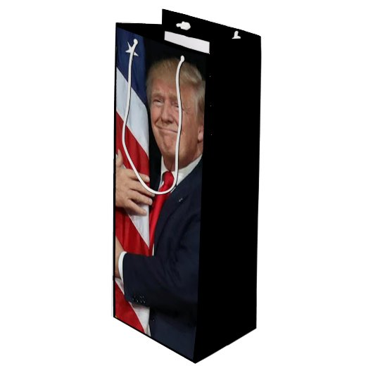 Trump 2020 umarmt die Flagge Geschenktüte Für Weinflaschen (Vorderseite Schrägansicht)