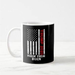 Trump 2020 versteckt sich vor der US-Flagge gegen  Kaffeetasse