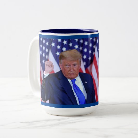 Trump 2024: Amerika zurück Zweifarbige Tasse (Vorderseite Links)