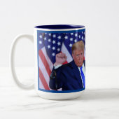 Trump 2024: Amerika zurück Zweifarbige Tasse (Links)