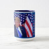 Trump 2024: Amerika zurück Zweifarbige Tasse (Mittel)