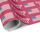 Trump 2024 Amerikanische Flagge auf Rot Geschenkpapier (Rolleneckpunkt)