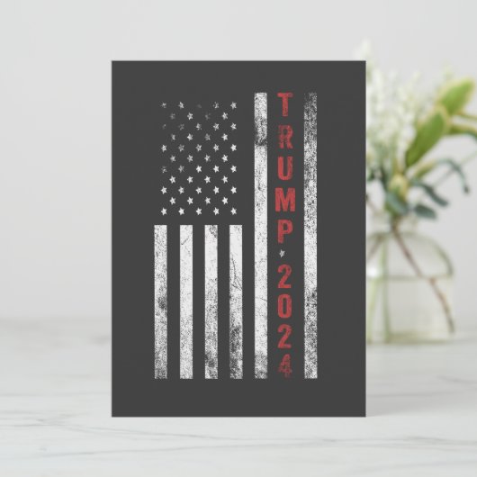 Trump 2024 Amerikanische Flagge beängstigend Vinta Einladung (Stehend Vorderseite)