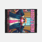 Trump 2024 bringt Amerika zurück zum Zuhause Pink  Fleecedecke (Vorderseite (Horizontal))