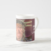 Trump 2024 bringt Freiheit zurück Porzellantasse (Vorderseite Rechts)