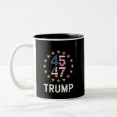 Trump 2024 Flag Amerika zurück 45 47 Zweifarbige Tasse (Links)