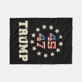 Trump 2024 Flag (auf der Rückseite) Nimm Amerika z Fleecedecke (Vorderseite (Horizontal))