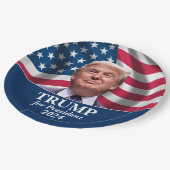 Trump 2024 - Foto mit amerikanischer Flagge Pappteller (Schrägansicht)