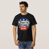 Trump 2024 für den Flag-Button des Präsidenten T-Shirt (Vorne ganz)