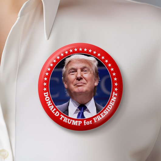 Trump 2024 mit Foto und roter Grenze Button