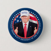 Trump 2024 mit MAGA Hat und Thumbs Up Foto Button (Vorderseite)