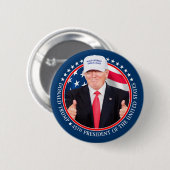 Trump 2024 mit MAGA Hat und Thumbs Up Foto Button (Vorne & Hinten)