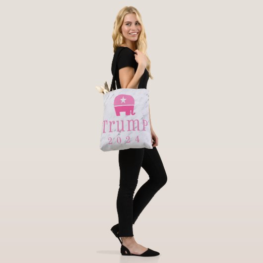 Trump 2024 Niedlicher rosa Elefant Tasche (Am Model)