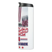 Trump 2024 nimmt Amerika zurück Thermosbecher (Nach rechts gedreht)