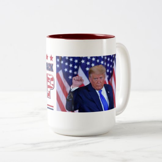 Trump 2024 nimmt Amerika zurück Zweifarbige Tasse (VorderseiteRechts)