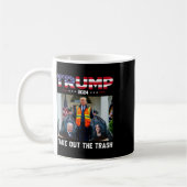 Trump 2024 nimmt den Mülleimer Trump aus dem Müll Kaffeetasse (Links)