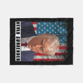 Trump 2024 Tasse Shot President Verzicht nie Fleecedecke (Vorderseite (Horizontal))