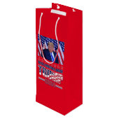 Trump 2024 wird zurück sein geschenktüte für weinflaschen (Rückseite Schrägansicht)