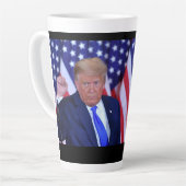 Trump 2024 wird zurück sein milchtasse (Linke Ecke)